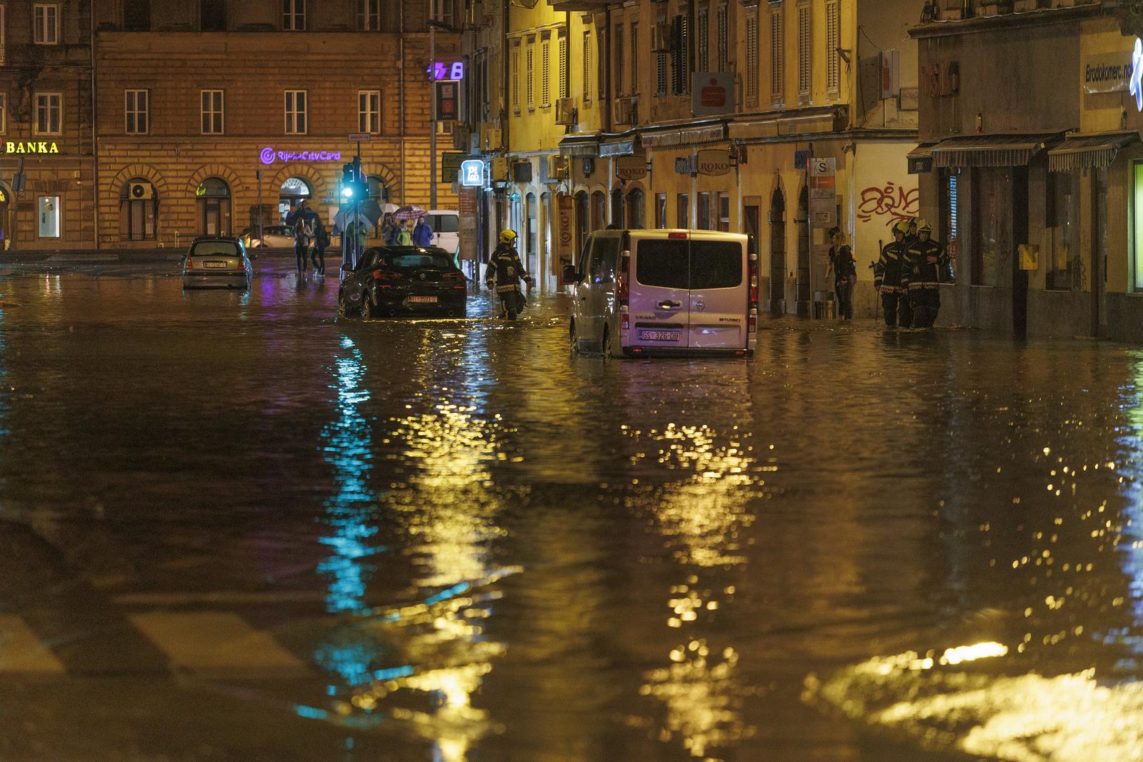 28.09.2022., Rijeka -  Zbog obilne kise poplavila je ulica Fiumara. Neki automobilo ostali su zarobljeni u vodi, vatrogasci i policija na terenu.
 Photo: Nel Pavletic/PIXSELL