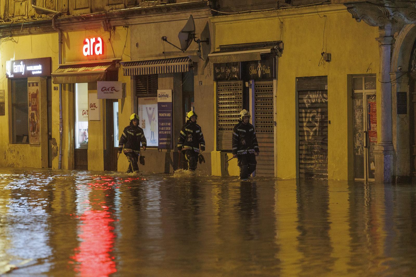 28.09.2022., Rijeka -  Zbog obilne kise poplavila je ulica Fiumara. Neki automobilo ostali su zarobljeni u vodi, vatrogasci i policija na terenu.
 Photo: Nel Pavletic/PIXSELL