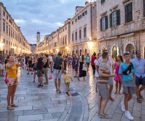 30.08.2022., Stradun, Dubrovnik - Predvecerje na Stradunu. Photo: Grgo Jelavic/PIXSELL