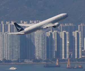 FILE PHOTO: A Cathay Pacific aircraft takes off at the airport, during the coronavirus disease (COVID-19) pandemic in Hong Kong, China, March 31, 2022. REUTERS/Tyrone Siu/File Photo Photo: TYRONE SIU/REUTERS
