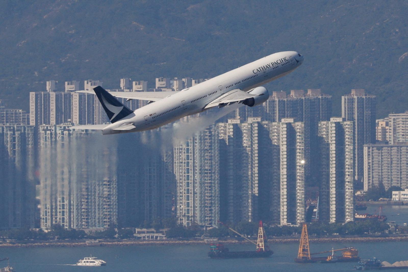 FILE PHOTO: A Cathay Pacific aircraft takes off at the airport, during the coronavirus disease (COVID-19) pandemic in Hong Kong, China, March 31, 2022. REUTERS/Tyrone Siu/File Photo Photo: TYRONE SIU/REUTERS