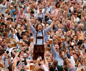 A visitor cheers after finishing a mug of beer during the official opening the world's largest beer festival, the 187th Oktoberfest in Munich, Germany, September 17, 2022. REUTERS/Michaela Rehle     TPX IMAGES OF THE DAY Photo: Michaela Rehle/REUTERS