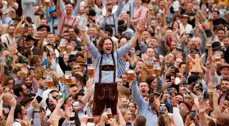 Nakon dvije godine prekida tradicionalno zabijena slavina u pivsku bačvu i otvoren Oktoberfest