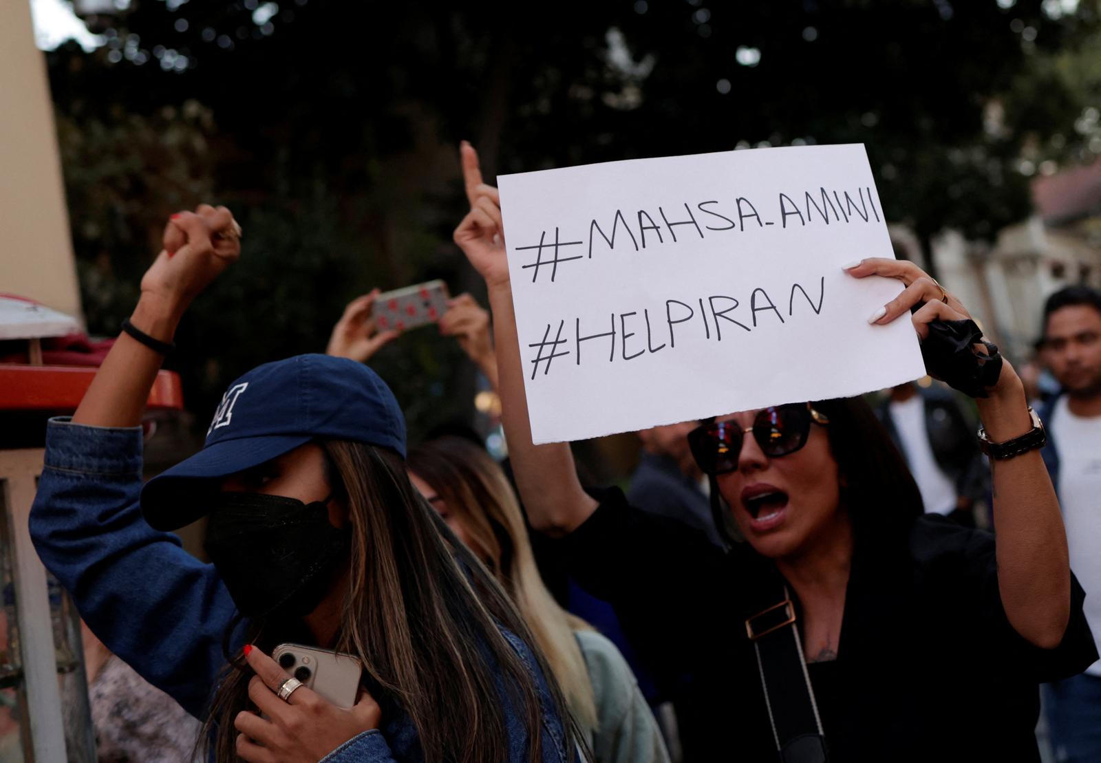 A demonstrator shouts slogans while holding a sign during a protest in solidarity with women in Iran following the death of a young Iranian woman, Mahsa Amini, in central Istanbul, Turkey September 20, 2022. REUTERS/Murad Sezer Photo: MURAD SEZER/REUTERS