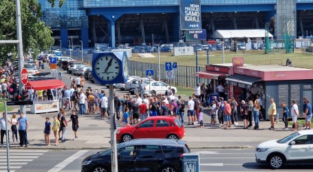 FOTO Gužva na Maksimiru: Stotine navijača u koloni, počela prodaja karata za Dinamo Chelsea