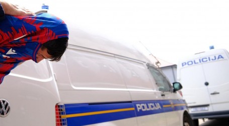 Neredi na odmorištu na A3: Maskirani napali navijače Osijeka, oštećeno policijsko vozilo