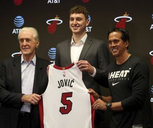 Sport Bilder des Tages June 28, 2022: Miami Heat President Pat Riley, new draft pick Nikola Jovic and Head Coach Erik Spoelstra show off Jovic s new team jersey on Monday June 27, 2022 during a press conference, PK, Pressekonferenz at FTX Arena in Miami. The 19-year-old, 6-foot-11Serbian forward was drafted Thursday night at No. 27. - ZUMAm67_ 0161737955st Copyright: xSusanxStockerx/xSouthxFloridax