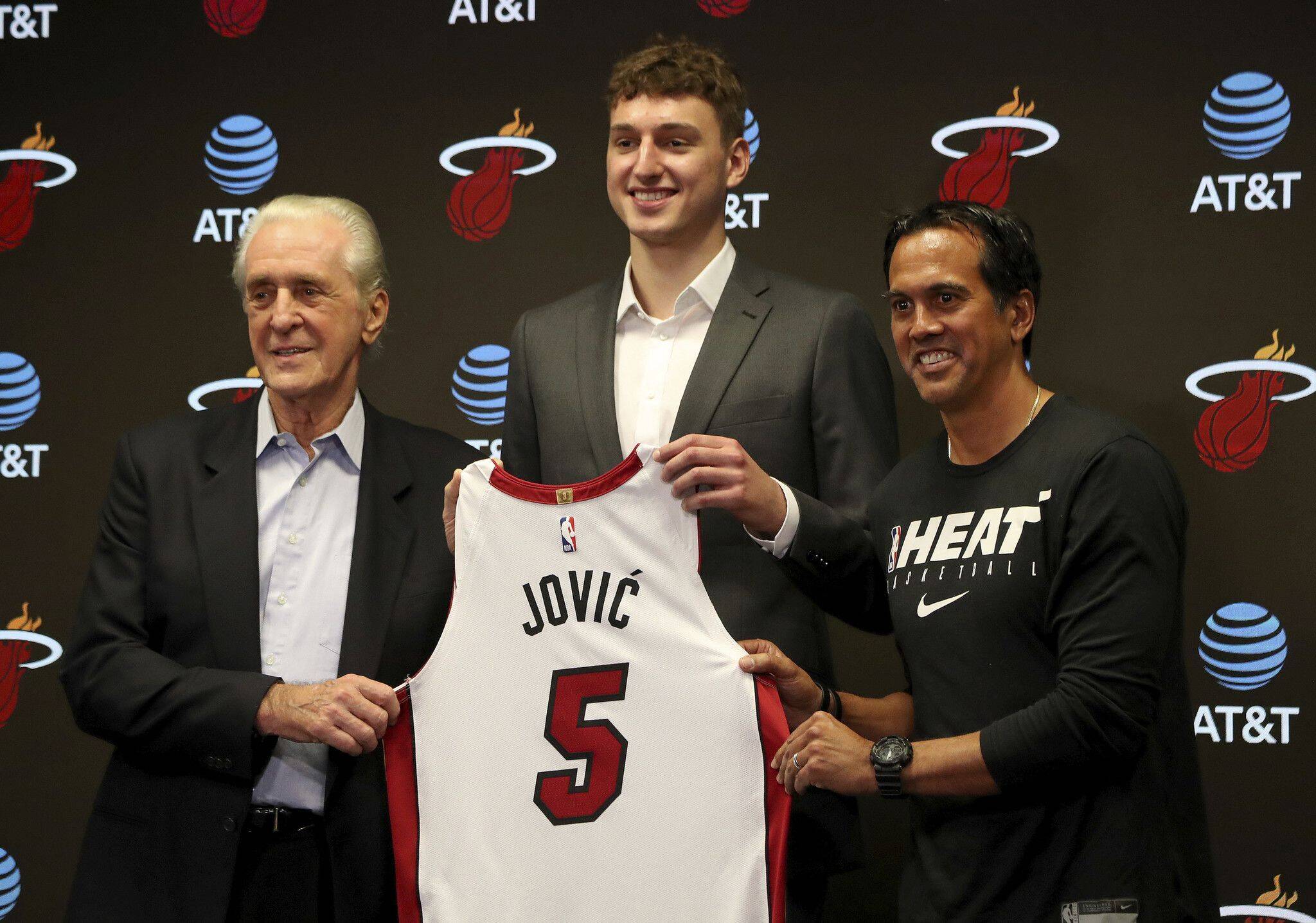 Sport Bilder des Tages June 28, 2022: Miami Heat President Pat Riley, new draft pick Nikola Jovic and Head Coach Erik Spoelstra show off Jovic s new team jersey on Monday June 27, 2022 during a press conference, PK, Pressekonferenz at FTX Arena in Miami. The 19-year-old, 6-foot-11Serbian forward was drafted Thursday night at No. 27. - ZUMAm67_ 0161737955st Copyright: xSusanxStockerx/xSouthxFloridax