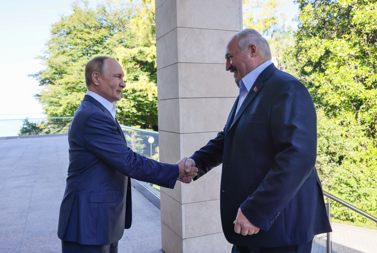 epa10206938 Russian President Vladimir Putin (L) shakes hands with Belarusian President Alexander Lukashenko (R), during their meeting at the Bocharov Ruchei residence in the resort city of Sochi, Russia, 26 September 2022.  EPA/GAVRIIL GRIGOROV / SPUTNIK / KREMLIN POOL