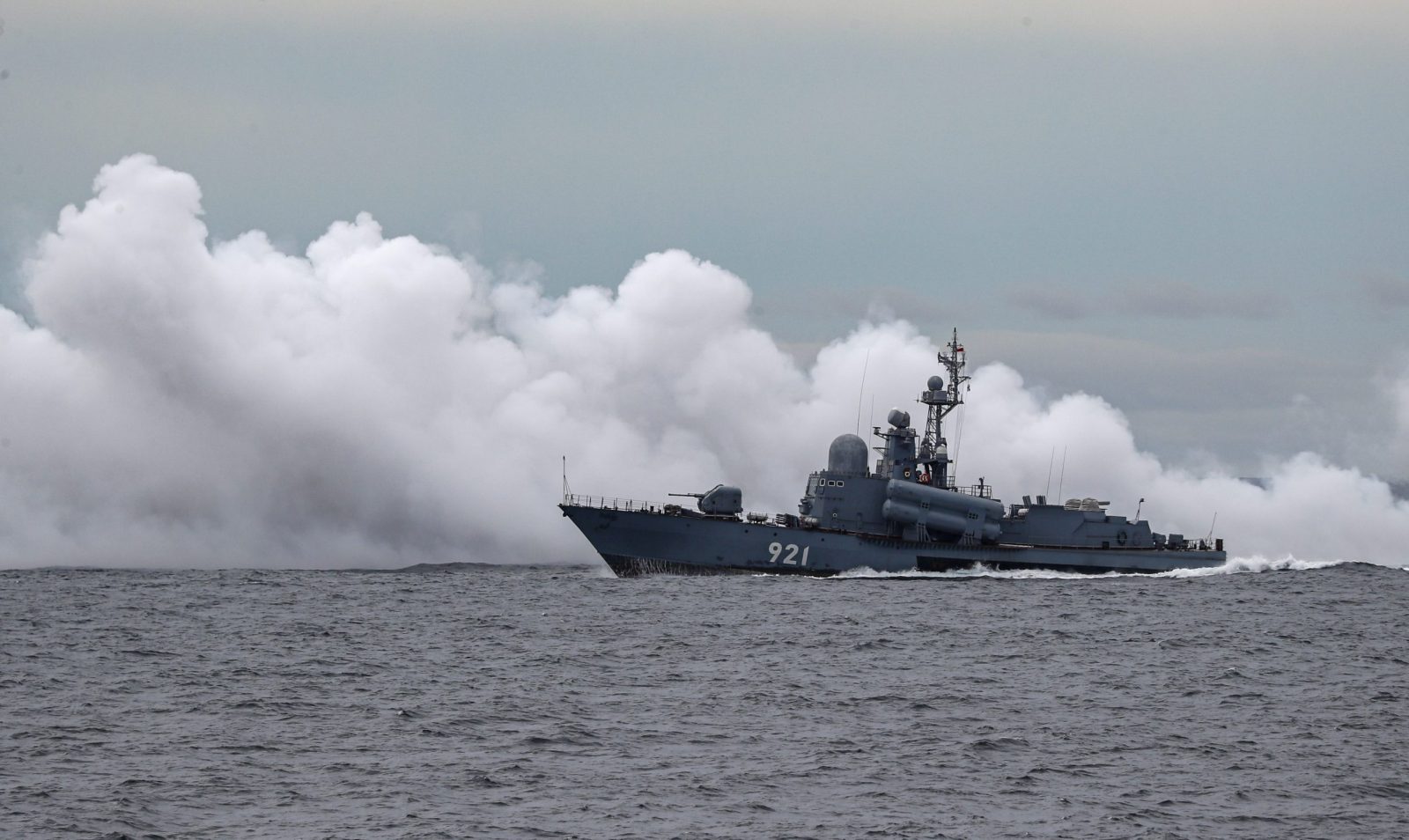 epa10160972 Russian missile boat project 12411 M releases a smoke screen during the Vostok 2022 strategic command and staff exercise in the Peter the Great Gulf of the Sea of Japan, near Vladivostok, Russia, 05 September 2022. The Vostok 2022 strategic command and staff exercise will take place from 01 to 07 September 2022 and will involve over 50,000 servicemen and more than 5,000 units of weapons and military equipment.  EPA/YURI KOCHETKOV