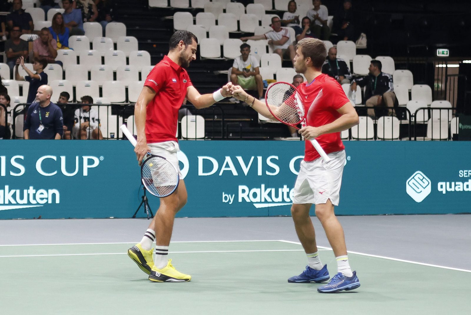 epa10186747 Croatian players Nikola Mektic (L) and Mate Pavic (R) react during their doubles match  against Swedish players Mikael Ymer and Elias Ymer at the Davis Cup Finals group A tie between Croatia and Sweden in Casalecchio, near Bologna, Italy, 15 September 2022.  EPA/ELISABETTA BARACCHI
