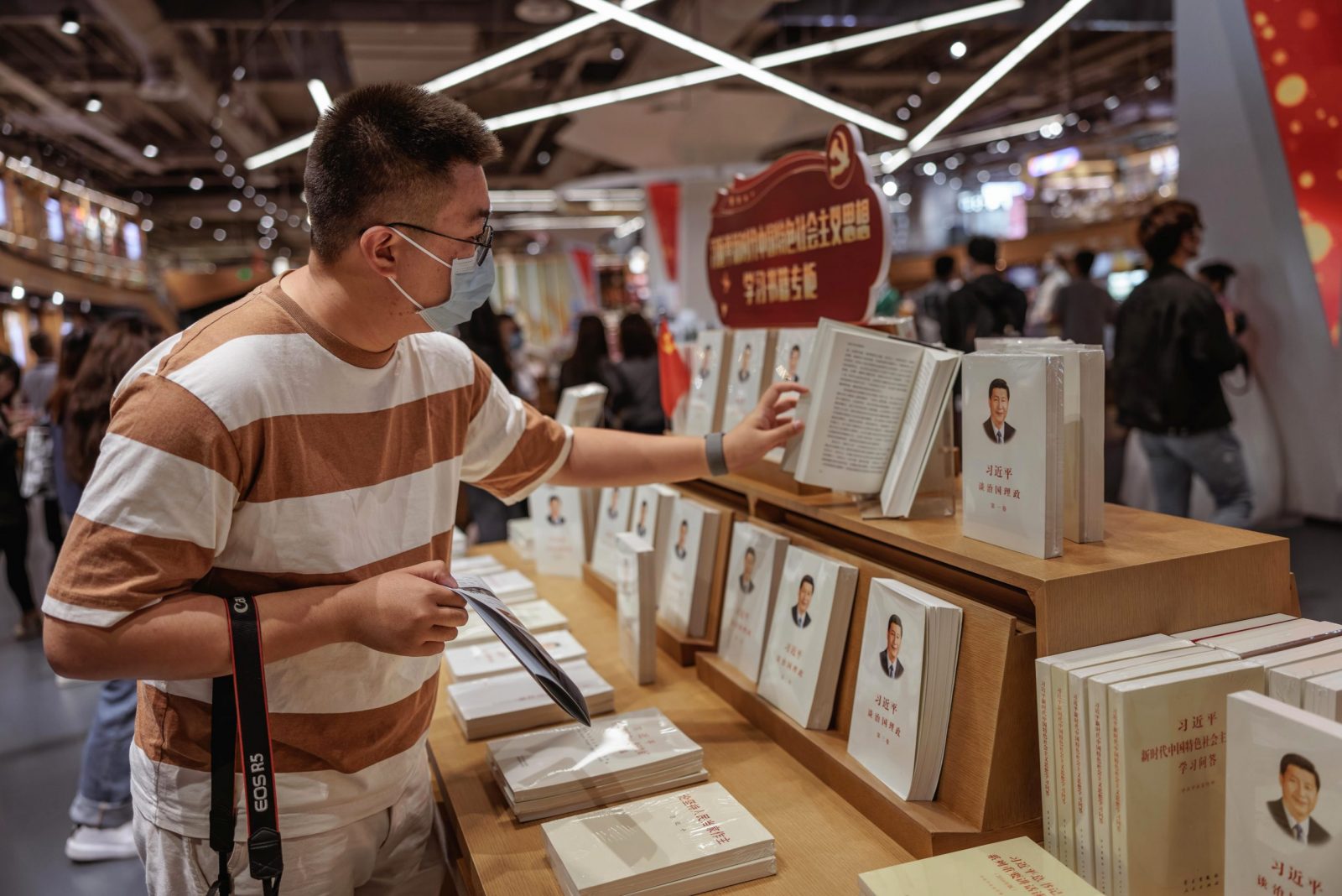 epa10195080 A man looks at the book of Xi Jinping, President of the People's Republic of China, in a Xinnongli Yan Plus Bookstore in Yancheng, Jiangsu province, China, 20 September 2022. Xi Jinping, the President of China and general secretary of the Chinese Communist Party (CCP), is expected to be granted a third five-year term in the upcoming Communist Party congress on 16 October 2022.  EPA/ALEX PLAVEVSKI