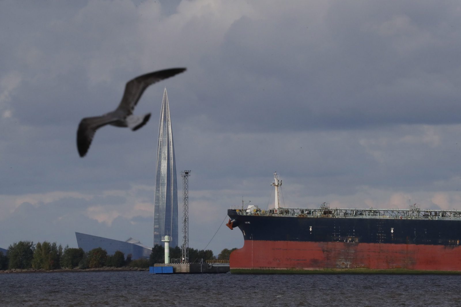 epa10195291 An oil tanker is seen by the Lakhta Centre business tower (L), the headquarters of Russian energy corporation Gazprom, in St. Petersburg, Russia, 20 September 2022.  EPA/ANATOLY MALTSEV