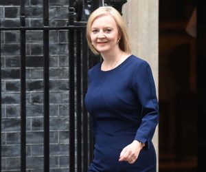 epa10200861 Britain's Prime Minister Liz Truss (L) departs 10 Downing Street ahead of a statement in parliament, in London, Britain, 23 September 2022. Chancellor of the Exchequer Kwasi Kwarteng will make a fiscal statement announcing a radical shift in the UK's economic policy.  EPA/NEIL HALL