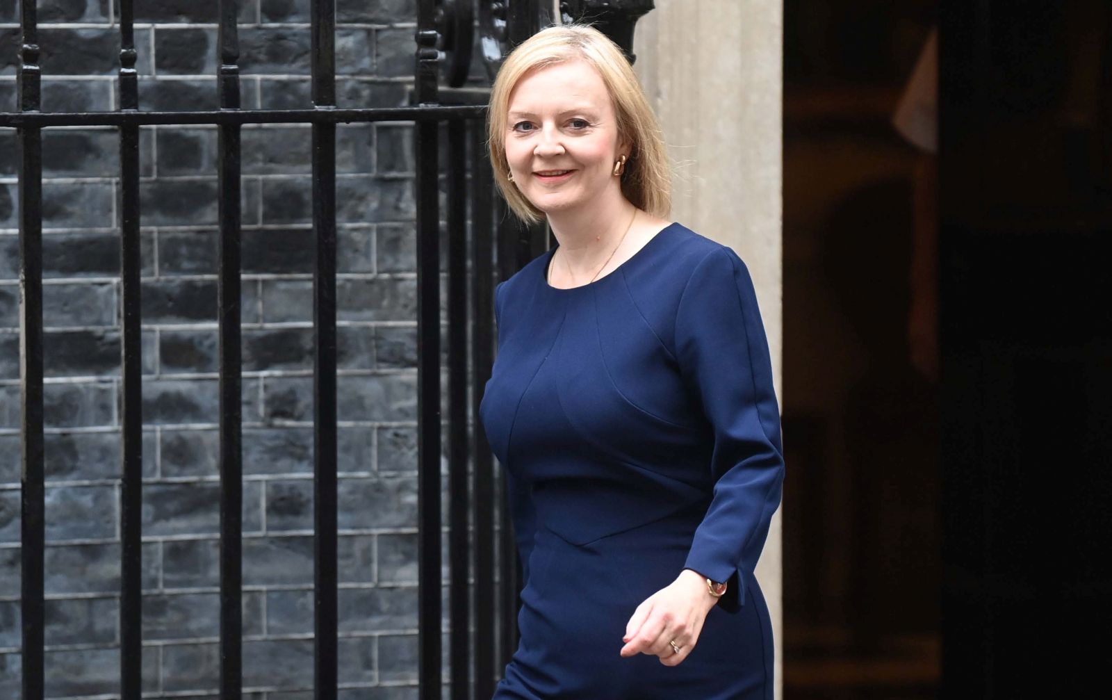 epa10200861 Britain's Prime Minister Liz Truss (L) departs 10 Downing Street ahead of a statement in parliament, in London, Britain, 23 September 2022. Chancellor of the Exchequer Kwasi Kwarteng will make a fiscal statement announcing a radical shift in the UK's economic policy.  EPA/NEIL HALL