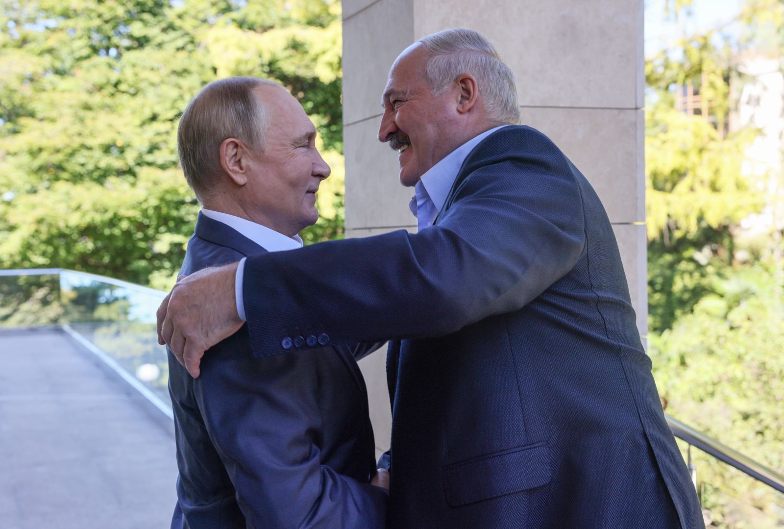 epa10206936 Russian President Vladimir Putin (L) welcomes Belarusian President Alexander Lukashenko (R), during their meeting at the Bocharov Ruchei residence in the resort city of Sochi, Russia, 26 September 2022.  EPA/GAVRIIL GRIGOROV / SPUTNIK / KREMLIN POOL