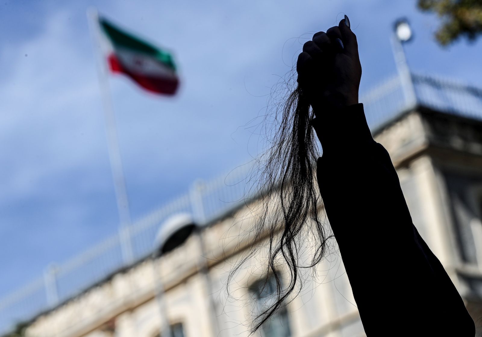 epa10207292 An Iranian woman holds piece of her hair she cuts off, during a protest outside the Iranian Consulate following the death of Mahsa Amini, in Istanbul, Turkey, 26 September 2022. Protests have erupted in Iran and across the world after the death of Mahsa Amini who died last week in custody of Iran's morality police.  EPA/SEDAT SUNA