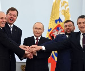epa10215779 Russian President Vladimir Putin (C) with Head of the Donetsk People's Republic Denis Pushilin (2-R), Head of the Luhansk People's Republic Leonid Pasechnik (R), Head of the Zaporozhye Region Yevhen Balitsky (2-L), Head of the Kherson Region Vladimir Saldo (L) celebrate during a ceremony to sign treaties on new territories' accession to Russia at the Grand Kremlin Palace in Moscow, Russia, 30 September 2022. From 23 to 27 September, residents of the self-proclaimed Luhansk and Donetsk People's Republics as well as the Russian-controlled areas of the Kherson and Zaporizhzhia regions of Ukraine voted in a so-called 'referendum' to join the Russian Federation.  EPA/GEORGY SISOYEV / SPUTNIK / KREMLIN POOL MANDATORY CREDIT
