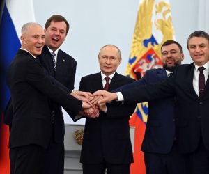 epa10215779 Russian President Vladimir Putin (C) with Head of the Donetsk People's Republic Denis Pushilin (2-R), Head of the Luhansk People's Republic Leonid Pasechnik (R), Head of the Zaporozhye Region Yevhen Balitsky (2-L), Head of the Kherson Region Vladimir Saldo (L) celebrate during a ceremony to sign treaties on new territories' accession to Russia at the Grand Kremlin Palace in Moscow, Russia, 30 September 2022. From 23 to 27 September, residents of the self-proclaimed Luhansk and Donetsk People's Republics as well as the Russian-controlled areas of the Kherson and Zaporizhzhia regions of Ukraine voted in a so-called 'referendum' to join the Russian Federation.  EPA/GEORGY SISOYEV / SPUTNIK / KREMLIN POOL MANDATORY CREDIT