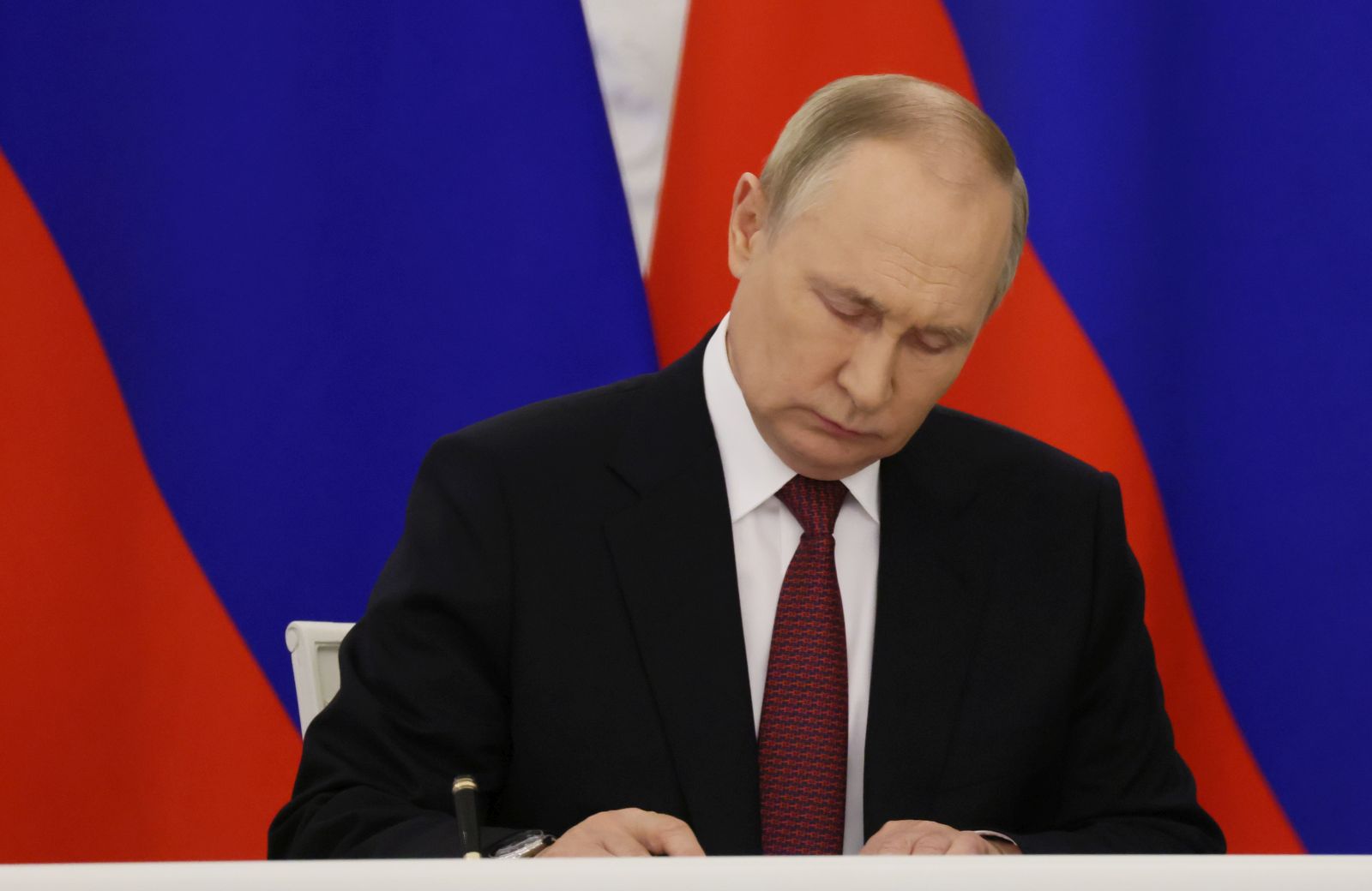 epa10215869 Russian President Vladimir Putin signs documents during a ceremony to sign treaties on new territories' accession to Russia at the Grand Kremlin Palace in Moscow, Russia, 30 September 2022. From 23 to 27 September, residents of the self-proclaimed Luhansk and Donetsk People's Republics as well as the Russian-controlled areas of the Kherson and Zaporizhzhia regions of Ukraine voted in a so-called 'referendum' to join the Russian Federation.  EPA/MIKHAIL METZEL / SPUTNIK / KREMLIN POOL MANDATORY CREDIT