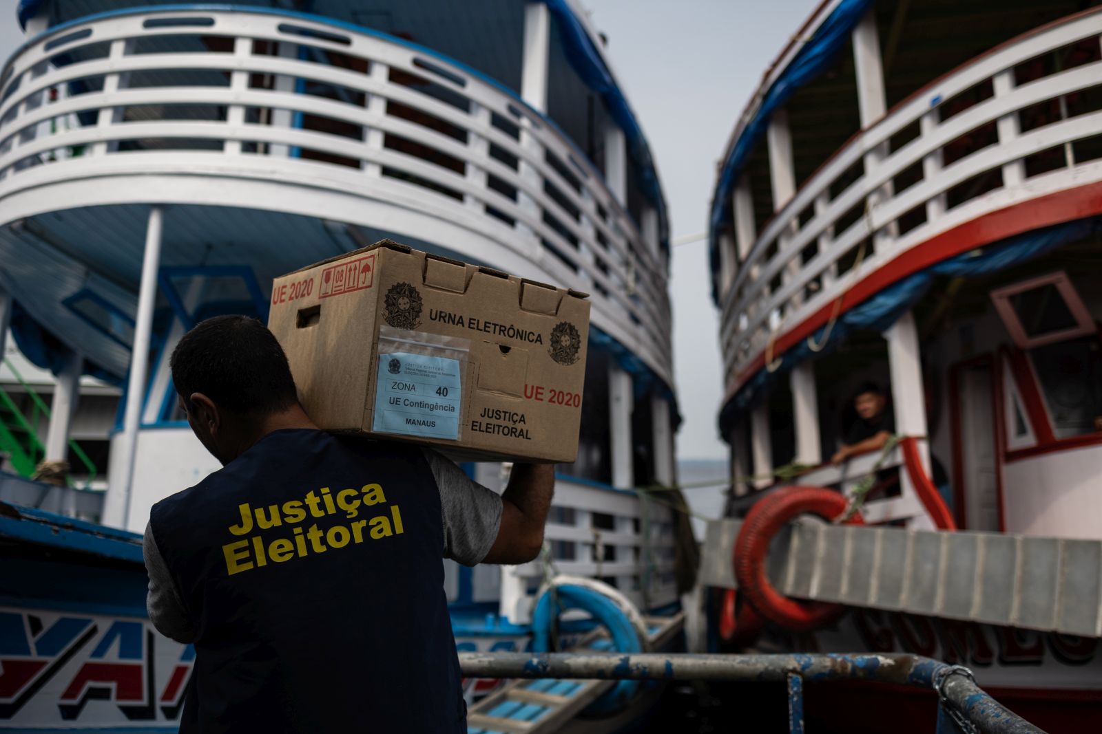 epa10217920 An employee of the Regional Electoral Court prepares to send electronic voting machines for tomorrow's elections, which will serve the riverside communities of the Rio Negro Region, near Manaus, Amazonas state, Brazil, 01 October 2022.  Brazil is preparing for a decisive election day on Sunday 02 October, when 156,454,011 voters will be able to go to the polls to elect the new political representatives. This year the positions of President of the Republic are in dispute, to whom President Jair Bolsonaro aspires to re-election, as well as governors, senators and federal, state or district deputies.  EPA/RAPHAEL ALVES