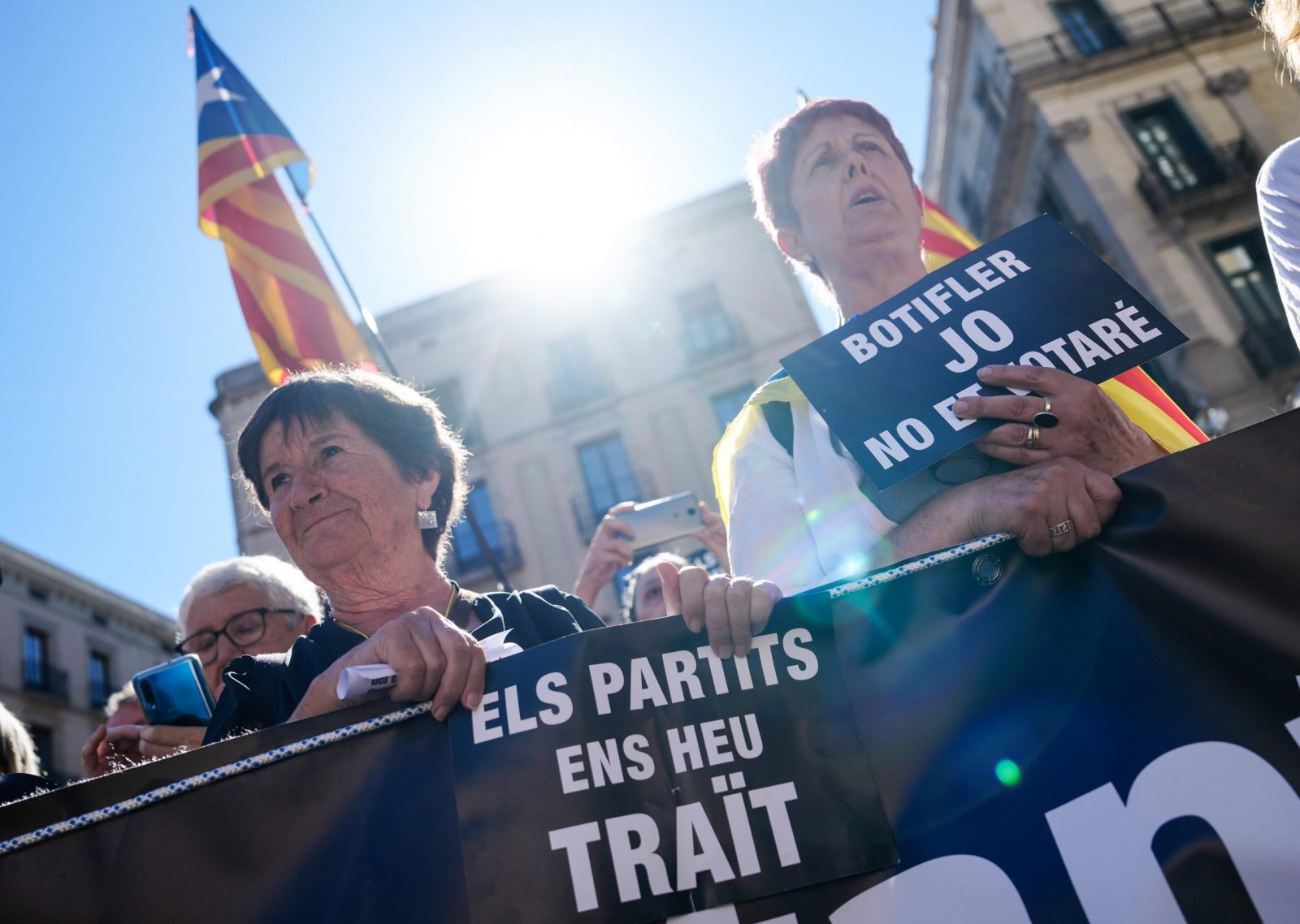 epa10218193 People attend a protest organized by Catalan pro-independence association Catalan National Assembly (ANC) as a commemorative act for the 5th anniversary of the Catalan independence referendum of 2017, in Barcelona, Catalonia, Spain, 01 October 2022.  EPA/ENRIC FONTCUBERTA