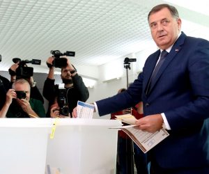 epa10219183 Milorad Dodik, a candidate for the President of Republika Srpska entity of Bosnia and Herzegovina, casts his vote in the country's general elections, in Banja Luka, Bosnia and Herzegovina, 02 October 2022. More than three million Bosnian citizens are expected to vote in the country's general elections in which 90 political parties and 10 candidates for the three Bosnian Presidency members were registered. The Bosnian Presidency according to the country's constitution always has to have three members, a Bosniak, a Serb, and a Croat, representing the three main ethnic groups  EPA/ALEKSANDAR GOLIC