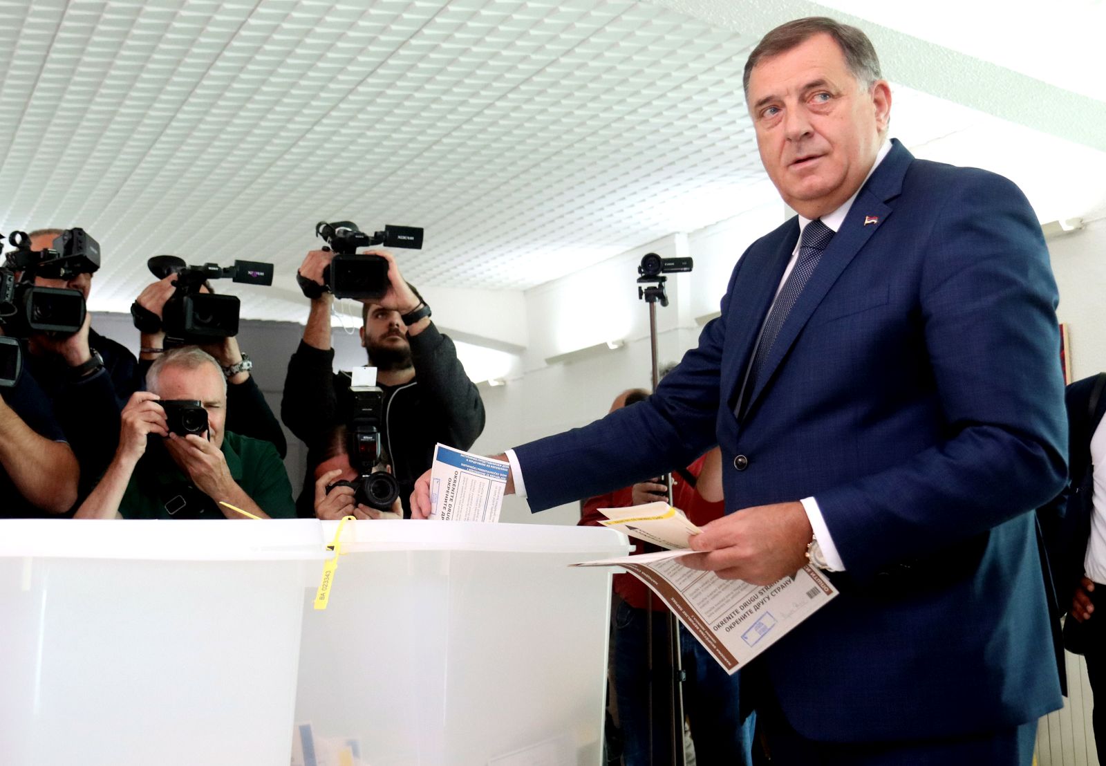 epa10219183 Milorad Dodik, a candidate for the President of Republika Srpska entity of Bosnia and Herzegovina, casts his vote in the country's general elections, in Banja Luka, Bosnia and Herzegovina, 02 October 2022. More than three million Bosnian citizens are expected to vote in the country's general elections in which 90 political parties and 10 candidates for the three Bosnian Presidency members were registered. The Bosnian Presidency according to the country's constitution always has to have three members, a Bosniak, a Serb, and a Croat, representing the three main ethnic groups  EPA/ALEKSANDAR GOLIC