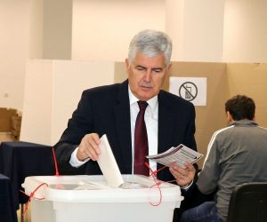 Mostar, 02.10.2022 -  Predsjednik HDZ - a BiH i HNS-a BiH Dragan Èoviæ glasovao je u nedjelju na biraækom mjestu u Mostaru. foto HINA/ FENA/ ik