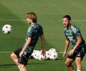 epa10222451 Real Madrid's (L-R) Luka Modric, Eden Hazard and Karim Benzema attend a team's training session on the eve of the UEFA Champions League's group round match between Real Madrid and Shakhtar Donetsk in Madrid, Spain, 04 October 2022.  EPA/SERGIO PEREZ