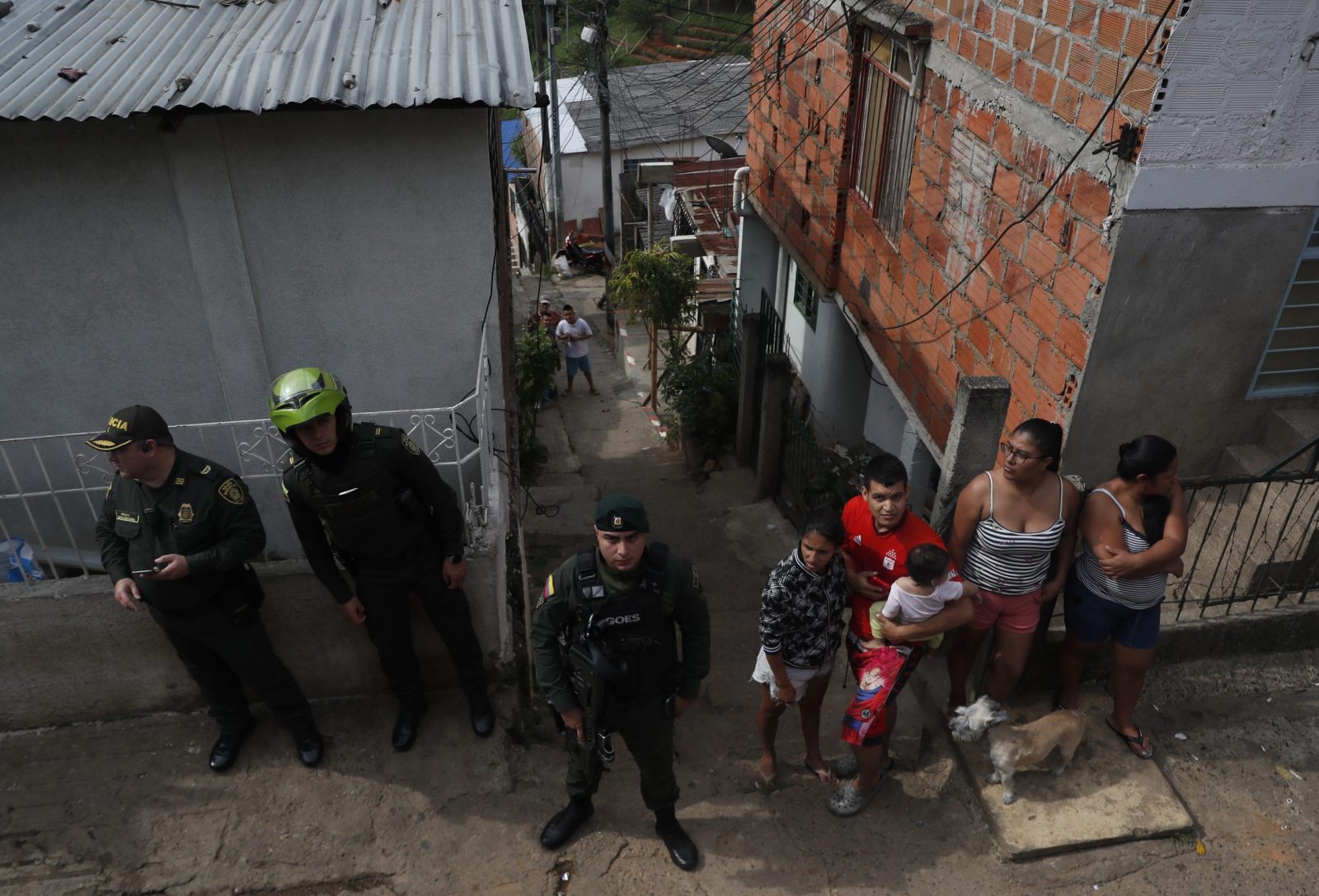 epa10223126 Police stand guard in the area where violence took place in the Brisas de Mayo neighborhood, in Cali, Colombia, 04 October 2022. At least five people were killed and two injured when armed men attacked a group of people who were on a corner of the Siloe neighborhood.  EPA/ERNESTO GUZMAN JR