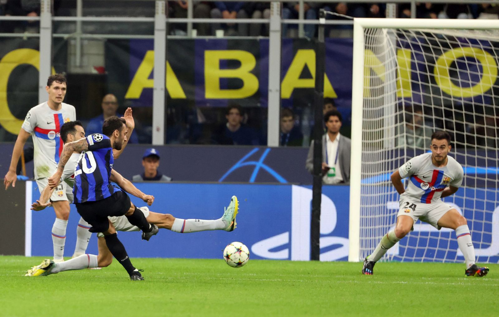 epa10223735 Inter Milan’s Hakan Calhanoglu (L) scores goal of 1-0 during the UEFA Champions League Group C match between FC Inter and FC Barcelona at Giuseppe Meazza stadium in Milan, Italy, 04  October 2022.  EPA/MATTEO BAZZI