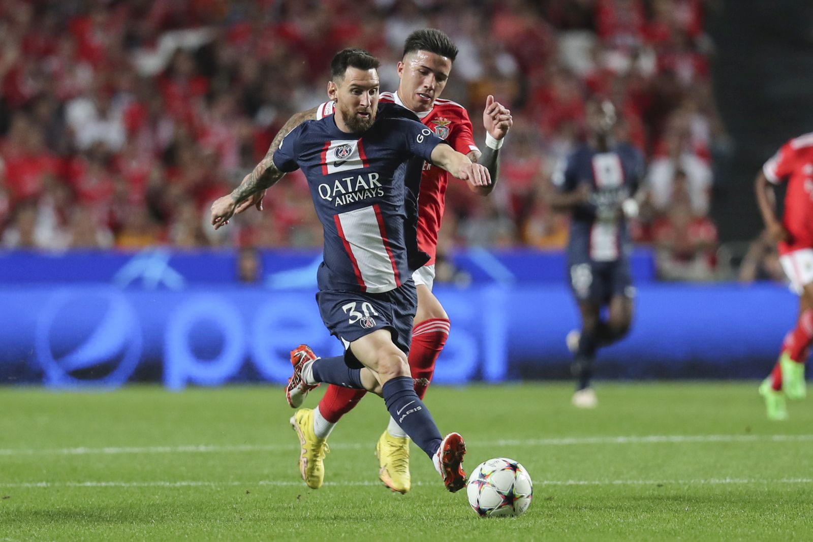 epa10225630 Benfica's Enzo Fernandez (R) in action with Paris Saint Germain's Lionel Messi during the UEFA Champions League Group H match between SL Benfica and Paris Saint Germain  at Luz Stadium in Lisbon, Portugal, 05 October 2022.  EPA/MIGUEL A. LOPES