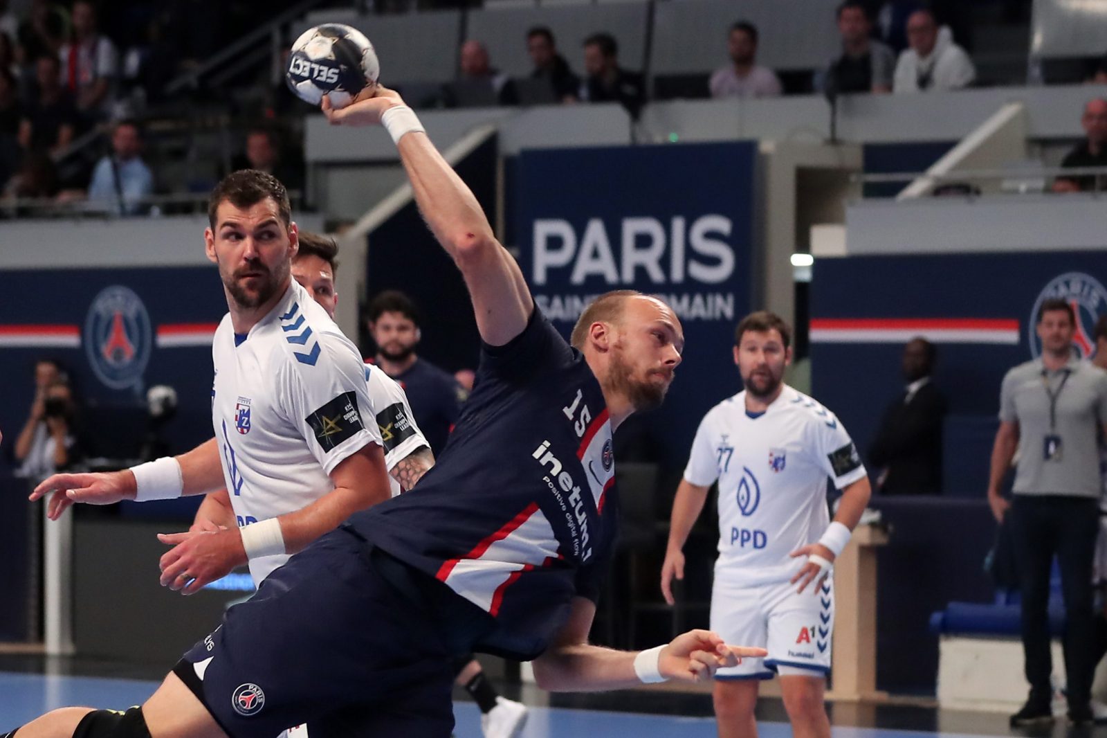 epa10228068 PSG's Henrik Toft Hansen (C)  in action  during the EHF Champions League handball match between PSG and HC PPD Zagreb at Stade Coubertin in Paris, France, 06 October 2022.  EPA/CHRISTOPHE PETIT TESSON
