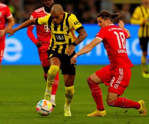 epa10231143 Dortmund's Donyell Malen (C) in action against Bayern's Marcel Sabitzer (R) during the German Bundesliga soccer match between Borussia Dortmund and Bayern Munich in Dortmund, Germany, 08 October 2022.  EPA/FRIEDEMANN VOGEL CONDITIONS - ATTENTION: The DFL regulations prohibit any use of photographs as image sequences and/or quasi-video.
