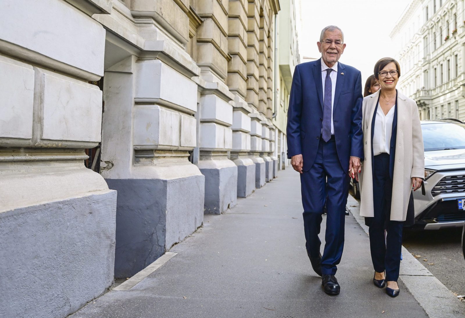 epa10232367 Austrian President Alexander Van der Bellen (L) and his wife Doris Schmidauer arrive at a polling station to cast their votes during the Austrian presidential elections in Vienna, Austria, 09 October 2022. Over six million Austrians are casting their votes to elect the next Austrian president. If no candidate achieves the outright majority, more than 50 percent of valid votes, the run-off will take place on 06 November 2022.  EPA/CHRISTIAN BRUNA