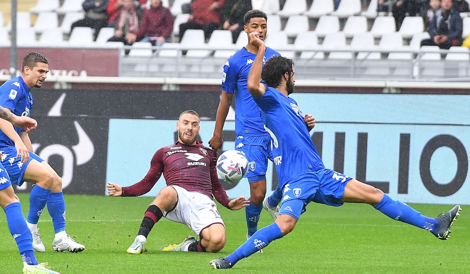 epa10232596 Torino's Nikola Vlasic (C-L) in action during the Italian Serie A soccer match between Torino FC and Empoli FC in Turin, Italy, 09 October 2022.  EPA/Alessandro Di Marco