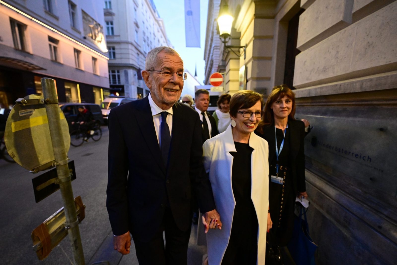 epa10233194 Austrian President Alexander Van der Bellen (L) and his wife Doris Schmidauer (R) arrive at the Media Center at the Palais Niederoesterreich during the Austrian presidential elections, in Vienna, Austria, 09 October 2022. Over six million Austrians are casting their votes to elect the next Austrian president. If no candidate achieves the outright majority, a run-off election will take place on 06 November 2022.  EPA/CHRISTIAN BRUNA