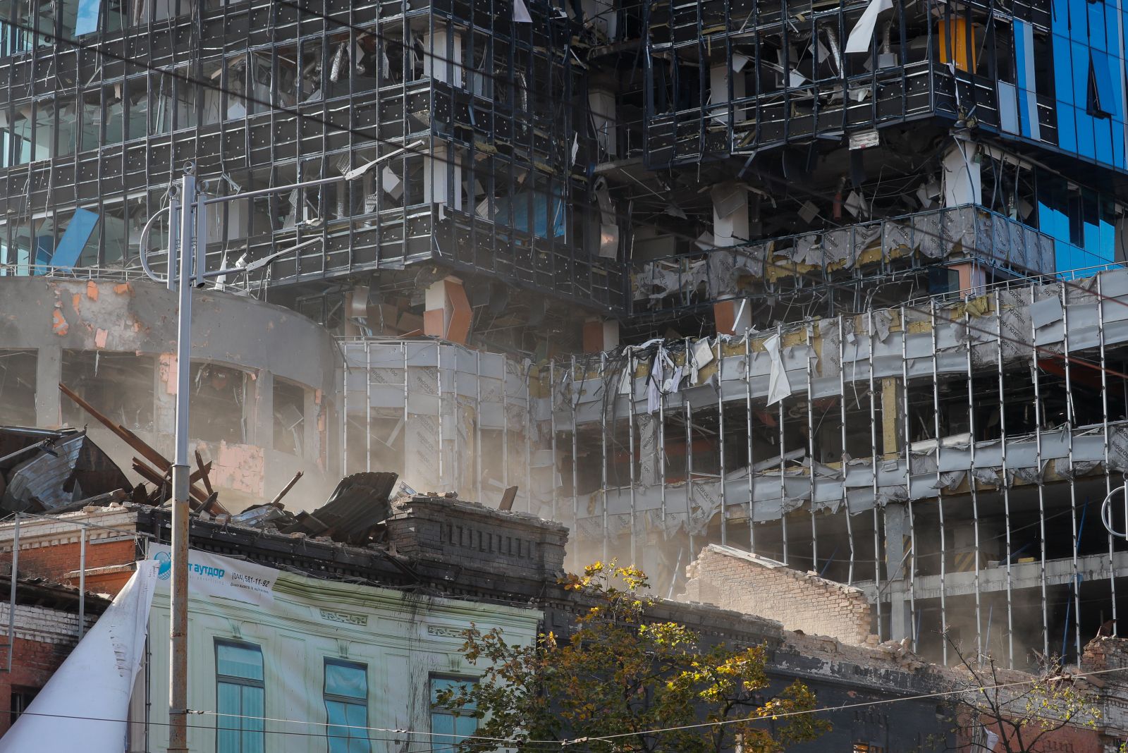 epaselect epa10234263 A damaged building after shelling in downtown Kyiv (Kiev), Ukraine, 10 October 2022. Explosions have been reported in several districts of the Ukrainian capital Kyiv on 10 October. At least nine people died and dozens injured as a result of rocket attacks, the State Emergency Service (SES) of Ukraine said. Russian troops entered Ukraine on 24 February 2022 starting a conflict that has provoked destruction and a humanitarian crisis.  EPA/SERGEY DOLZHENKO