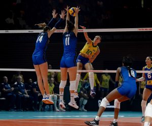 epa10242284 (L-R) Elena Pietrini and Anna Danesi of Italy in action against Gabriela Braga Guimaraes of Brazil during the 2022 Volleyball Women's World Championship semifinal match between Italy and Brazil, in Apeldoorn, the Netherlands, 13 October 2022.  EPA/SANDER KONING