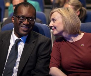 epa10243136 (FILE) - British Prime Minister Liz Truss (R) and Britain's Chancellor of the Exchequer Kwasi Kwarteng (L) chat at the opening session of Conservative Party Conference in Birmingham, Britain, 02 October 2022 (reissued 14 October 2022). British Chancellor Kwarteng on 14 October 2022 announced he has accepted the prime minister's call for him resign after 38 days in office.  EPA/TOLGA AKMEN *** Local Caption *** 57966048