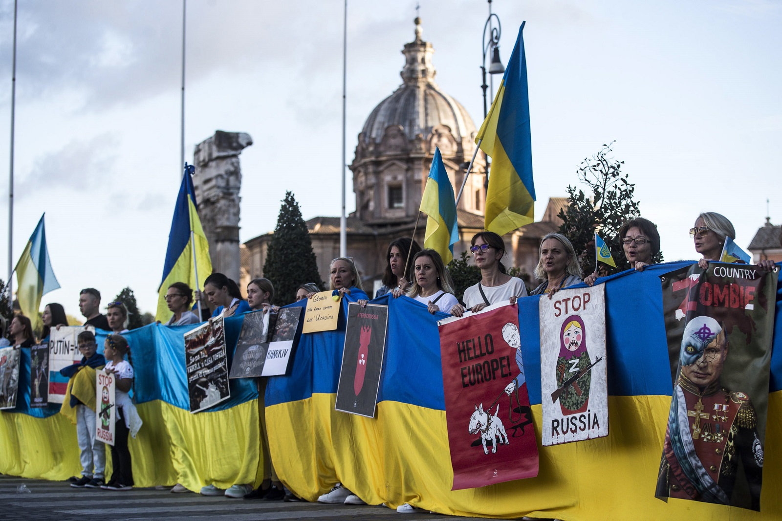epa10247728 People attend the demonstration of the Christian Association of Ukrainians in Italy against Russian aggression, in Rome, Italy, 16 October 2022.  EPA/ANGELO CARCONI