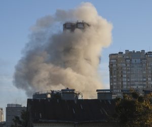 epa10248581 Smoke billows from a building hit by a drone attack in downtown Kyiv (Kiev), Ukraine, 17 October 2022, amid the Russian invasion. Several residential buildings were damaged as a result of attacks by 'kamikaze drones' targeting the Ukrainian capital, Kyiv Mayor Vitali Klitschko said on telegram. At least one person has died, he added. Russian troops on 24 February entered Ukrainian territory, starting a conflict that has provoked destruction and a humanitarian crisis.  EPA/VADYM SARAKHAN