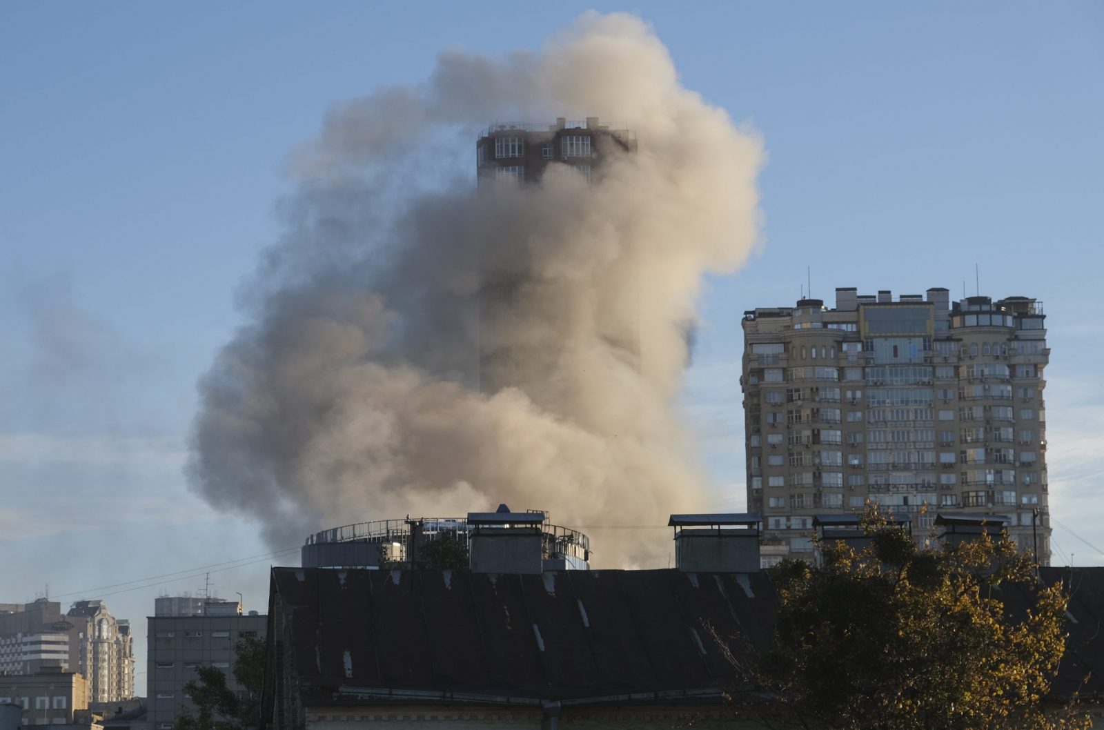 epa10248581 Smoke billows from a building hit by a drone attack in downtown Kyiv (Kiev), Ukraine, 17 October 2022, amid the Russian invasion. Several residential buildings were damaged as a result of attacks by 'kamikaze drones' targeting the Ukrainian capital, Kyiv Mayor Vitali Klitschko said on telegram. At least one person has died, he added. Russian troops on 24 February entered Ukrainian territory, starting a conflict that has provoked destruction and a humanitarian crisis.  EPA/VADYM SARAKHAN