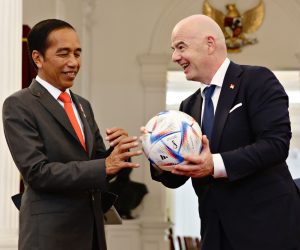epa10250031 Indonesian President Joko Widodo (L) receives a ball from President of Federation Internationale de Football Association (FIFA) Gianni Infantino during their meeting at Presidential Palace in Jakarta, Indonesia, 18 October 2022. Infantino visits Indonesia to discuss the national football transformation especially after the Kanjuruhan tragedy on 01 October 2022 which left 132 dead and hundreds were injured.  EPA/ADI WEDA