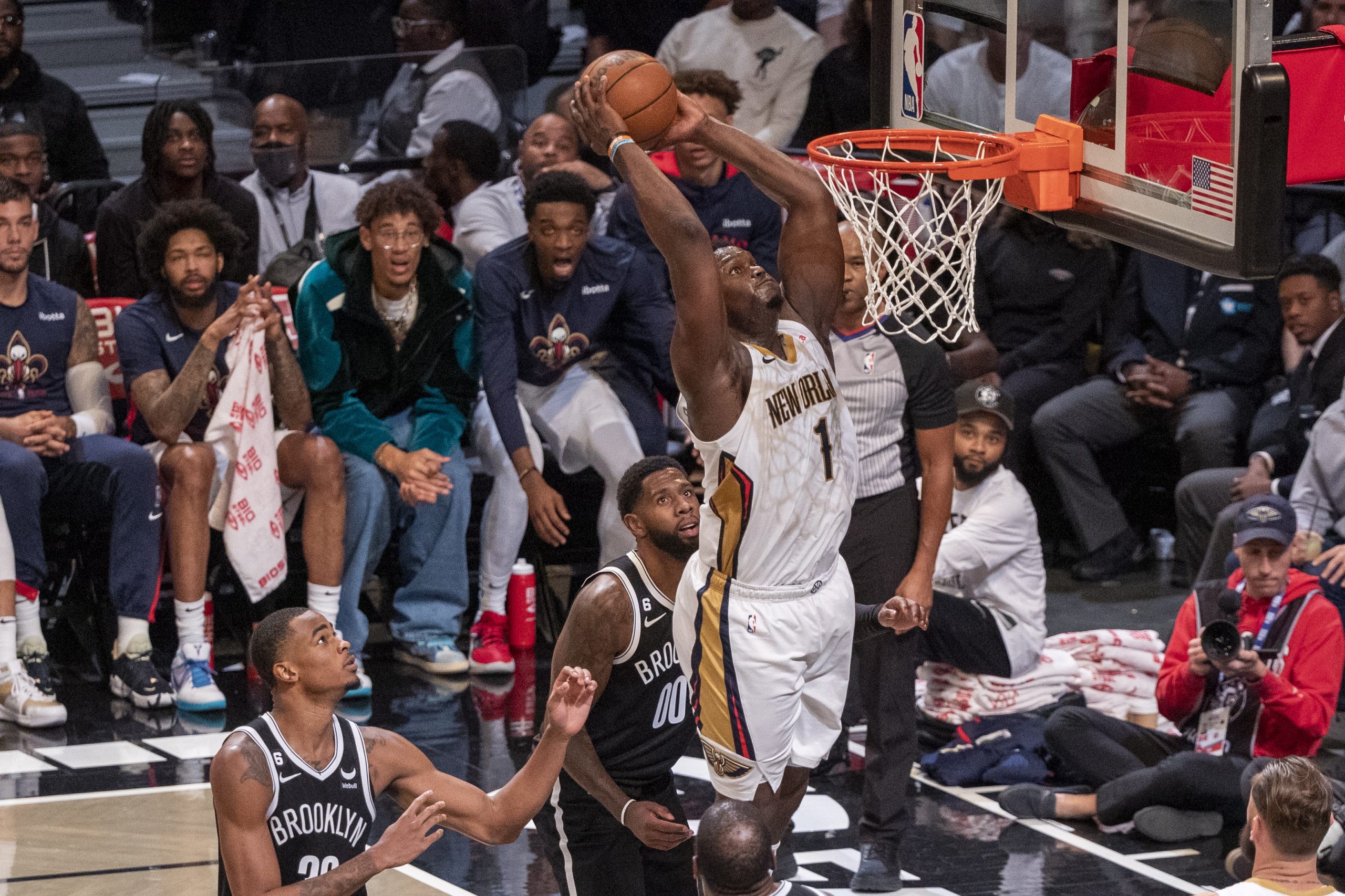 epaselect epa10253693 The Pelicans Zion Williamson (C) dunks during the second half of the game between the New Orleans Pelicans and the Brooklyn Nets at the Barclays Center, in Brooklyn borough of New York, New York, USA, 19 October 2022.  EPA/SARAH YENESEL  SHUTTERSTOCK OUT