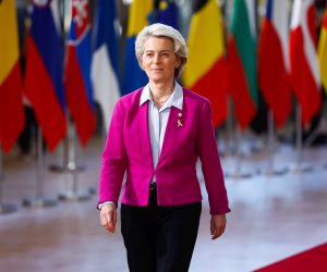 epa10254633 European Commission President Ursula von der Leyen arrives at the start of a two-day EU Council in Brussels, Belgium, 20 October 2022. The Council will gather on 20-21 October to discuss the ongoing conflict in Ukraine, the energy crisis, economic issues and external relations.  EPA/STEPHANIE LECOCQ