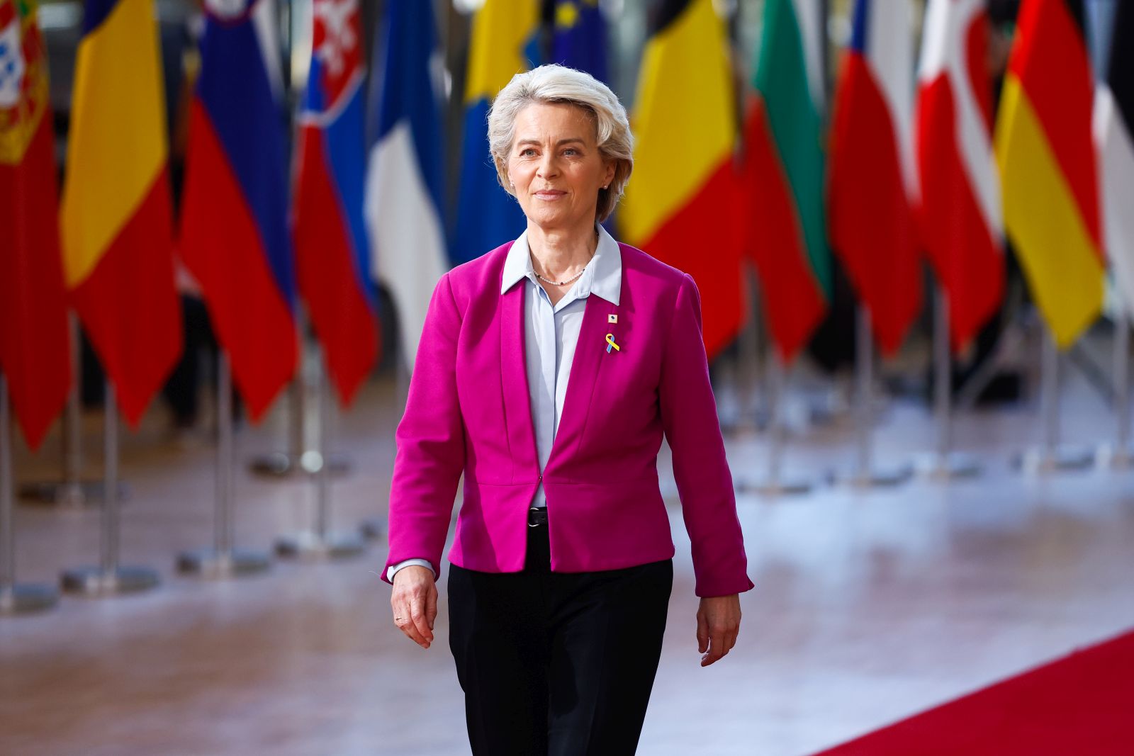 epa10254633 European Commission President Ursula von der Leyen arrives at the start of a two-day EU Council in Brussels, Belgium, 20 October 2022. The Council will gather on 20-21 October to discuss the ongoing conflict in Ukraine, the energy crisis, economic issues and external relations.  EPA/STEPHANIE LECOCQ