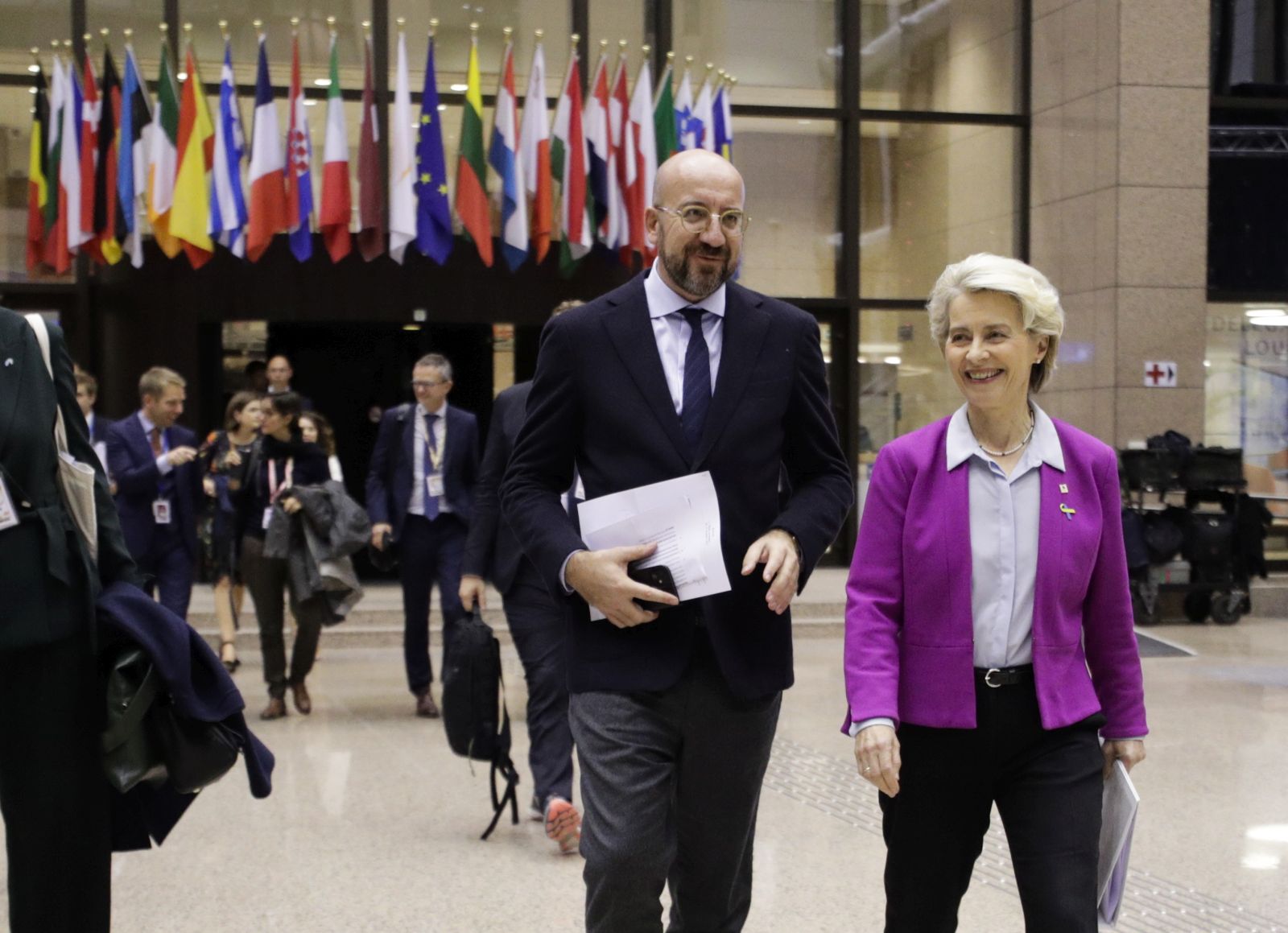 epa10255929 European Council President Charles Michel and European Commission President Ursula von der Leyen on the way to a press conference at the end of first day of an EU Summit in Brussels, Belgium, 21 October 2022. EU leaders reached an agreement on Energy prices and agreed to work on measures to contain energy price.  EPA/OLIVIER HOSLET