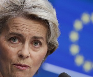 epa10257043 European Commission President Ursula von der Leyen gives a press conference at the end of the two-day EU Council meeting in Brussels, Belgium, 21 October 2022. EU leaders reached an agreement on Energy prices and agreed to work on measures to contain energy prices.  EPA/OLIVIER HOSLET